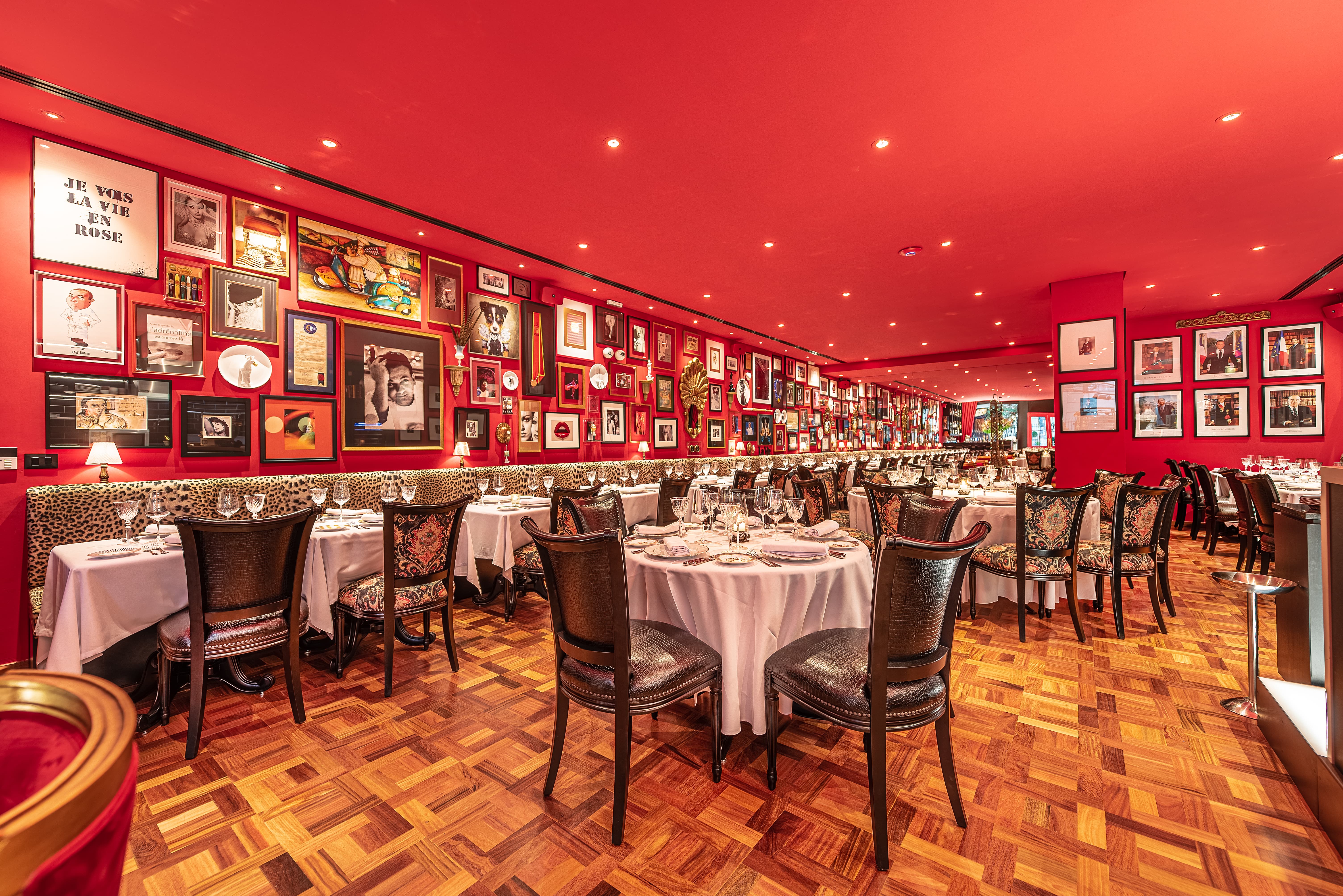 Interior sofisticado do Les Presidents